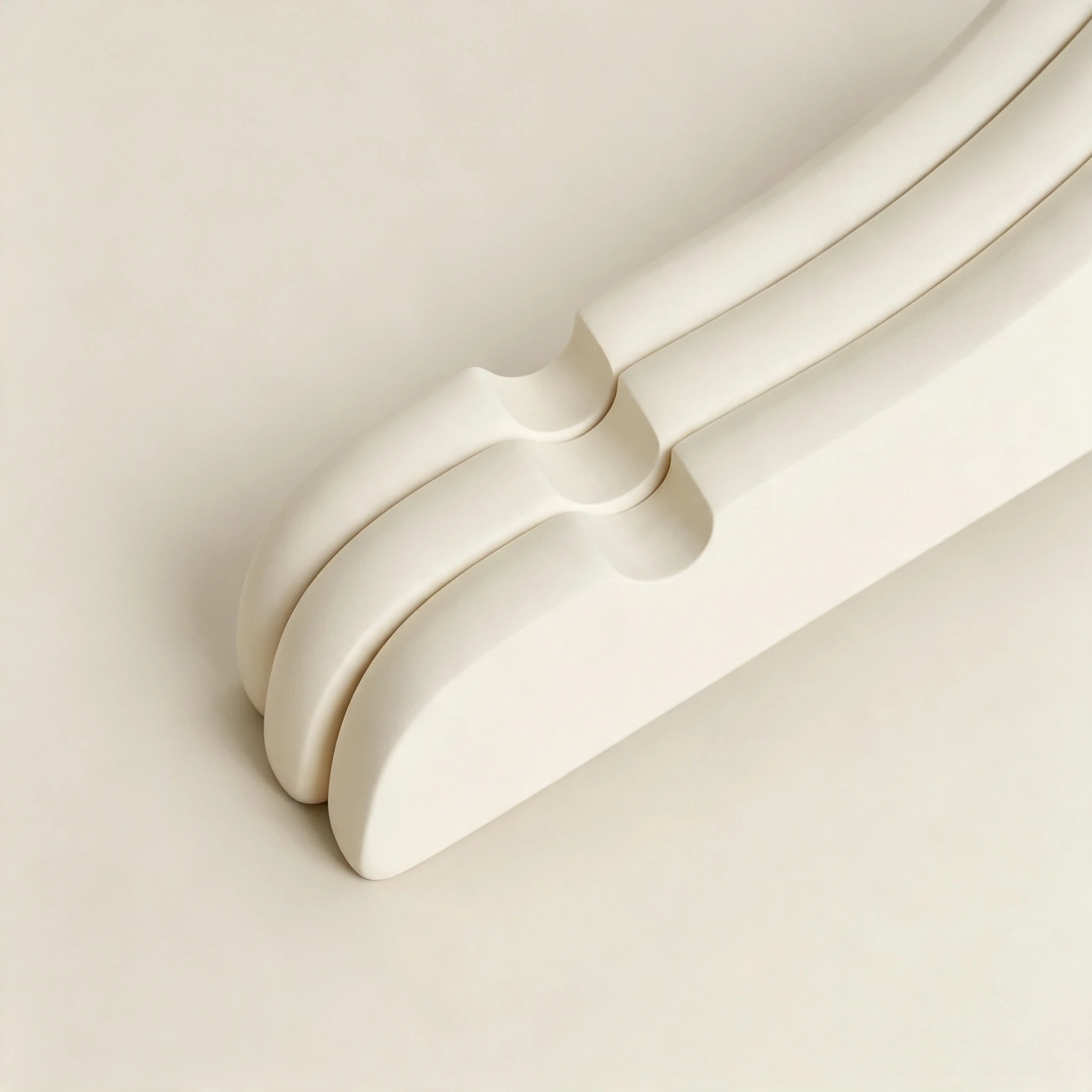 흰색 옻칠 한 단단한 나무 옷걸이